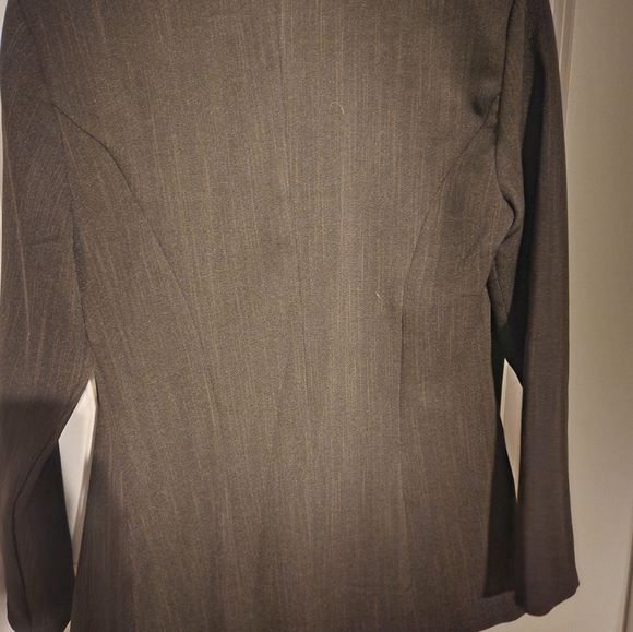 Womens suit with skirt and jacket.  Size 7/8. Great condition. - Picture 7 of 11